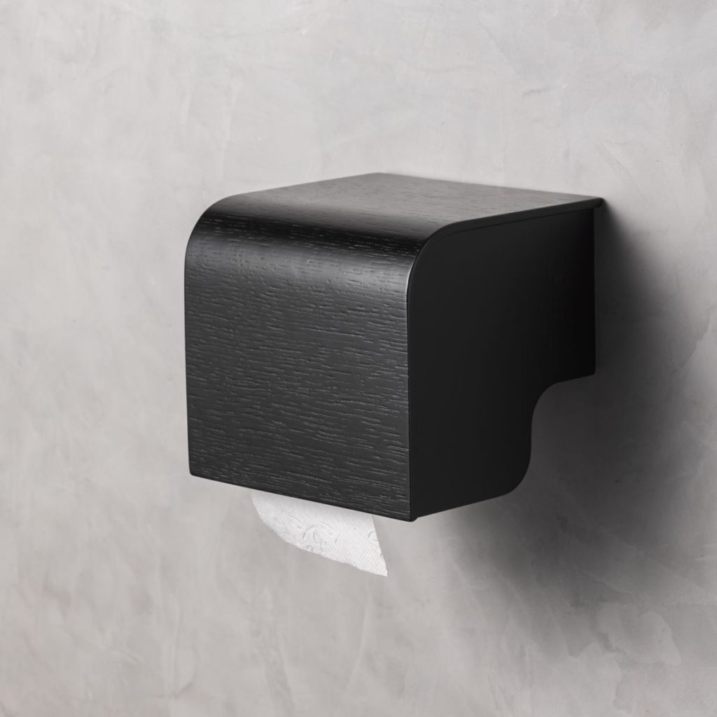 Musta puinen WC-paperiteline, joka on seinään kiinnitettävä